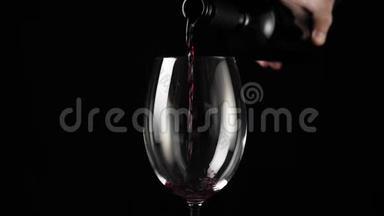 豪华红酒。 手从酒瓶中倒出美味的葡萄酒，在黑暗的背景下倒入酒杯。 玫瑰酒